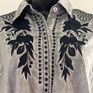 Chic Connection Size S Embroidered Top